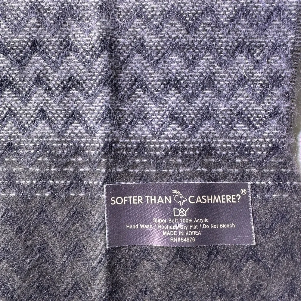 Elegant Black and Gray Chevron Scarf